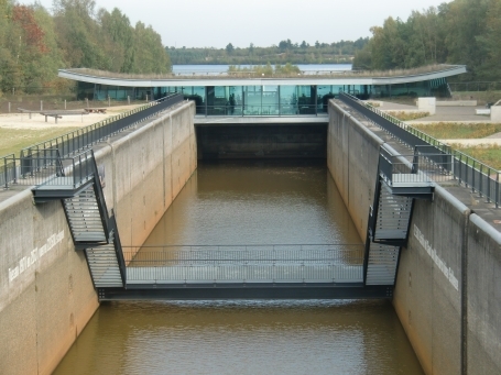 Bergen-Well NL : Bosserheide, das neue Besucherzentrum De Maasduinen ( seit Mai 2012 ) hängt buchstäblich in dem alten Schleusenbecken. Der ehem. Schleusenkomplex verbindet das Reindersmeer mit dem Leukermeer. 